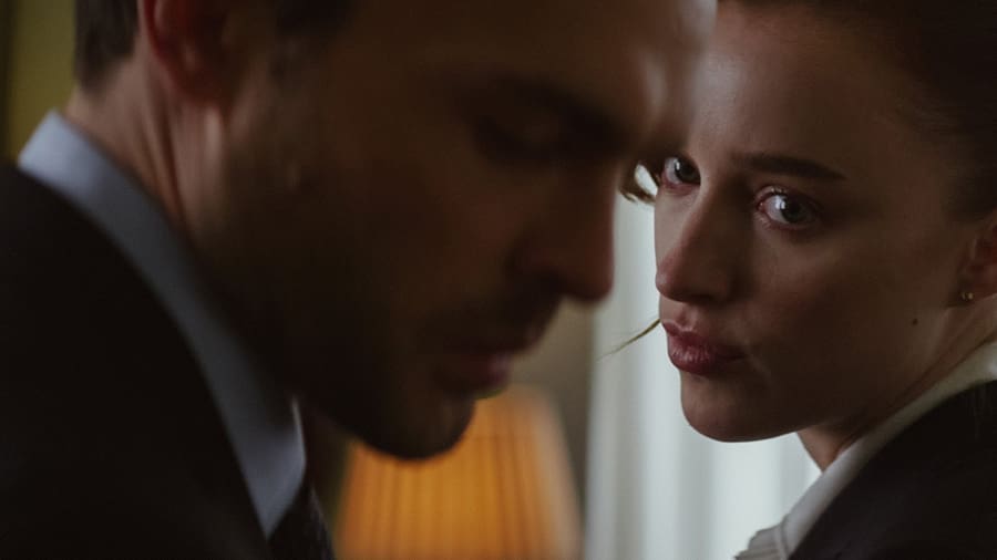 Phoebe Dynevor como Emily Juego Limpio Phoebe Dynevor como Emily Juego Limpio