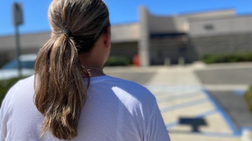 Asegura que descubrió una cámara oculta en el baño de su trabajo