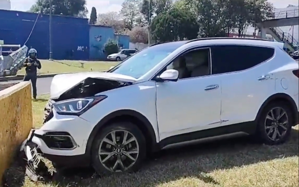 Balean a automovilista en el Viaducto, choca y sobrevive