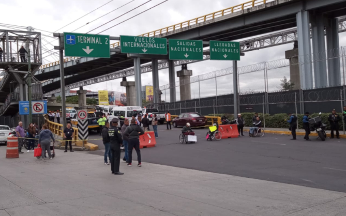 Bloquean ingreso a Terminal 1 del AICM con sillas de ruedas