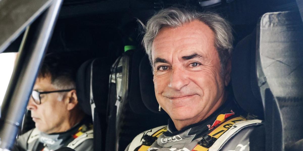 Carlos Sainz sonríe con el rendimiento de su Audi antes de la prueba de fuego previa al Dakar