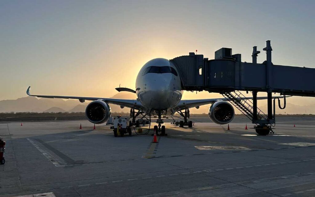 Colapsan acciones de grupos aeroportuarios por cambios en tarifas