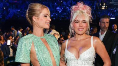 Dando las “buenas noches”, Paris Hilton entrega a Karol G el premio Billboard Espíritu de la Esperanza