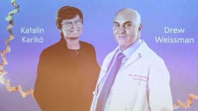 El Nobel de Medicina reconoce a investigadores que abrieron camino a las vacunas contra el COVID-19