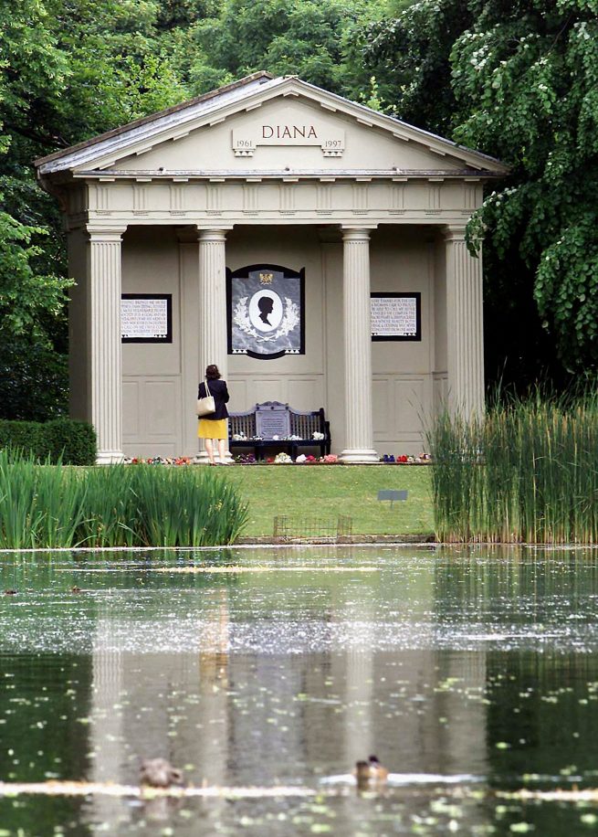 DianaMonumento en memoria a Diana de Gales en Althorp House