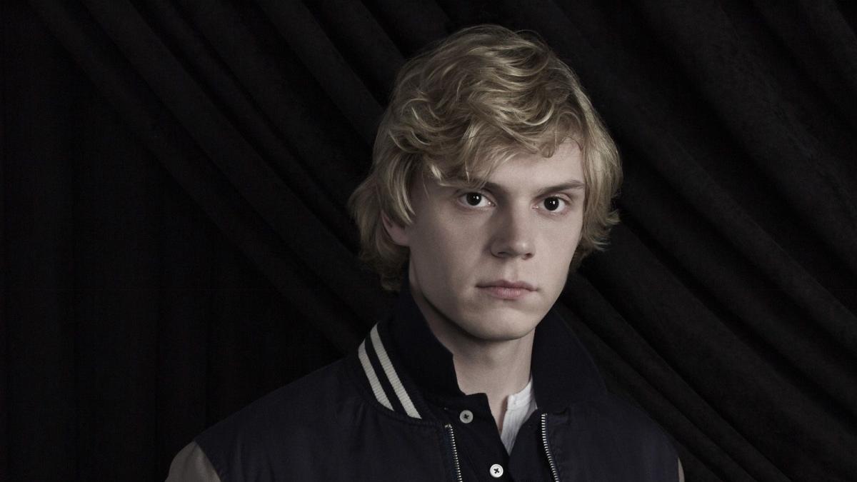 El método de actuación de Evan Peters para la escena de muerte de American Horror Story, coprotagonista aterrorizado