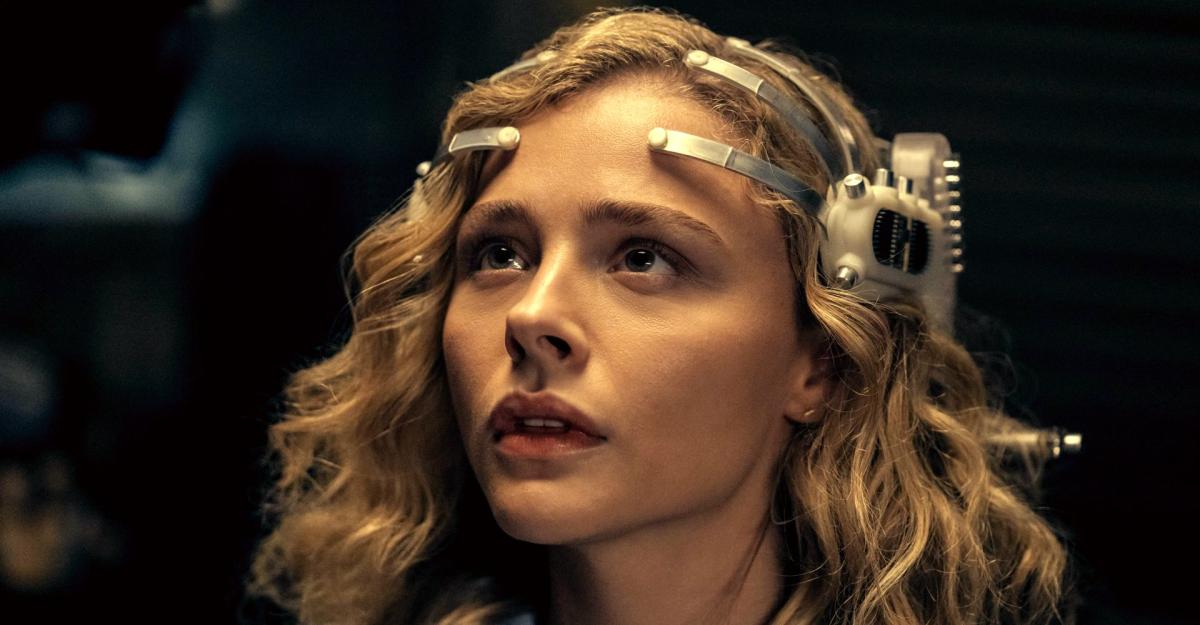 El tráiler de Peripheral ve a Chloë Grace Moretz en un futuro distópico