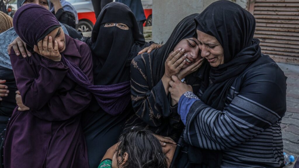 Escondidos y separados de sus familias: así se llevó Hamas a algunos de los rehenes