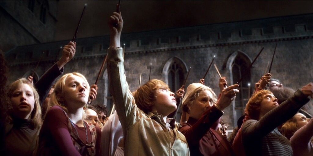 Fanáticos de Harry Potter recrean el tributo con varita mágica a Dumbledore en Hogwarts para honrar a Michael Gambon