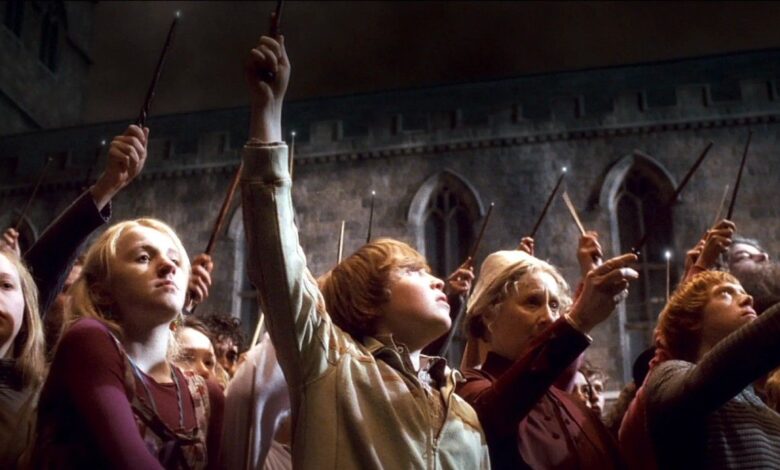 Fanáticos de Harry Potter recrean el tributo con varita mágica a Dumbledore en Hogwarts para honrar a Michael Gambon