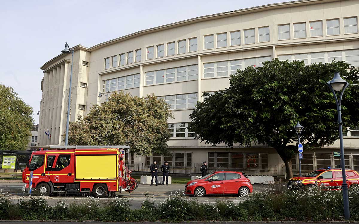 Francia: Desalojan por alerta de bomba la escuela donde fue asesinado un profesor la semana pasada