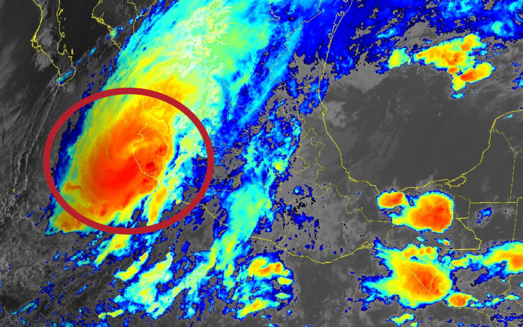 Huracán Lidia impacta en Tomatlán; AMLO llama a buscar refugio