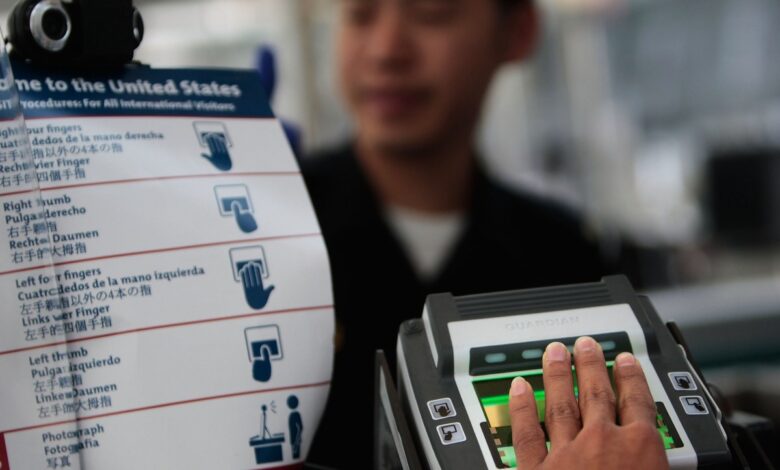 Investigador de seguridad advierte sobre el efecto escalofriante después de que los federales buscaran un teléfono en el aeropuerto