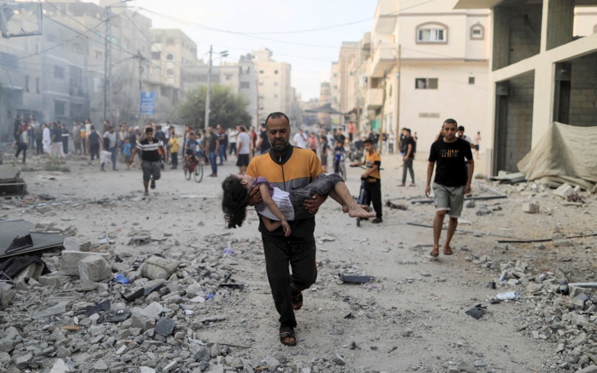 Israel prepara ataque terrestre contra Gaza mientras los palestinos huyen