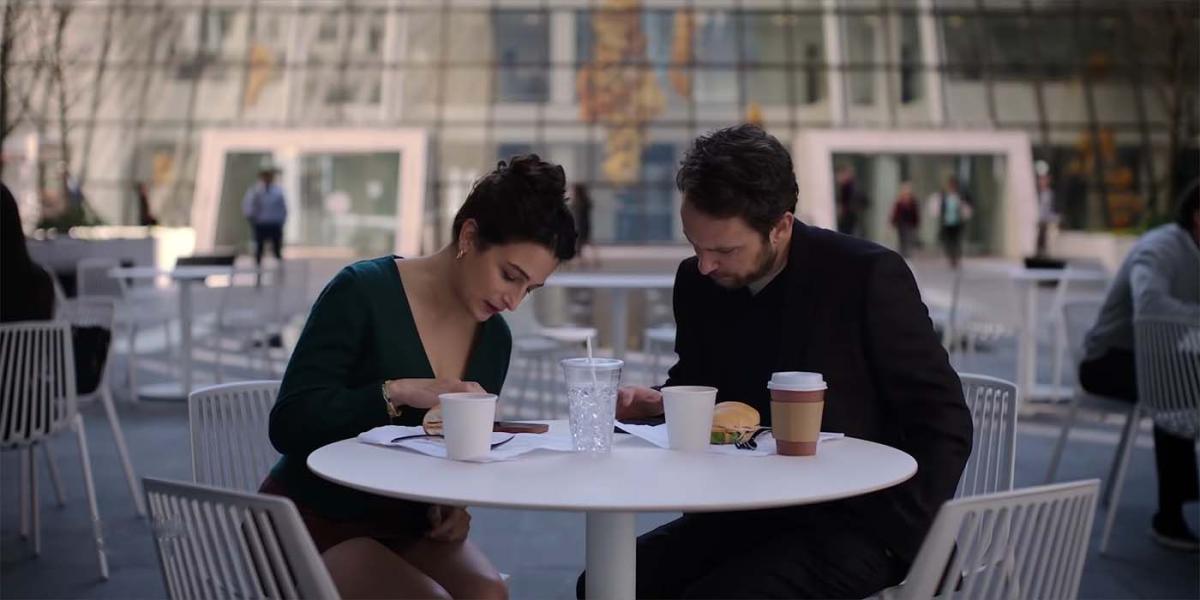 Jenny Slate y Charlie Day son abandonados en el tráiler de Te quiero de vuelta