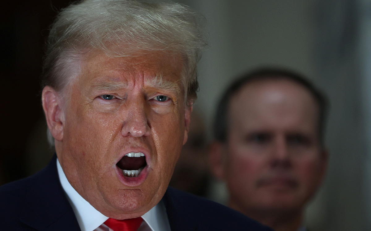 Juez amenaza a Trump con cárcel por violar ‘orden mordaza’