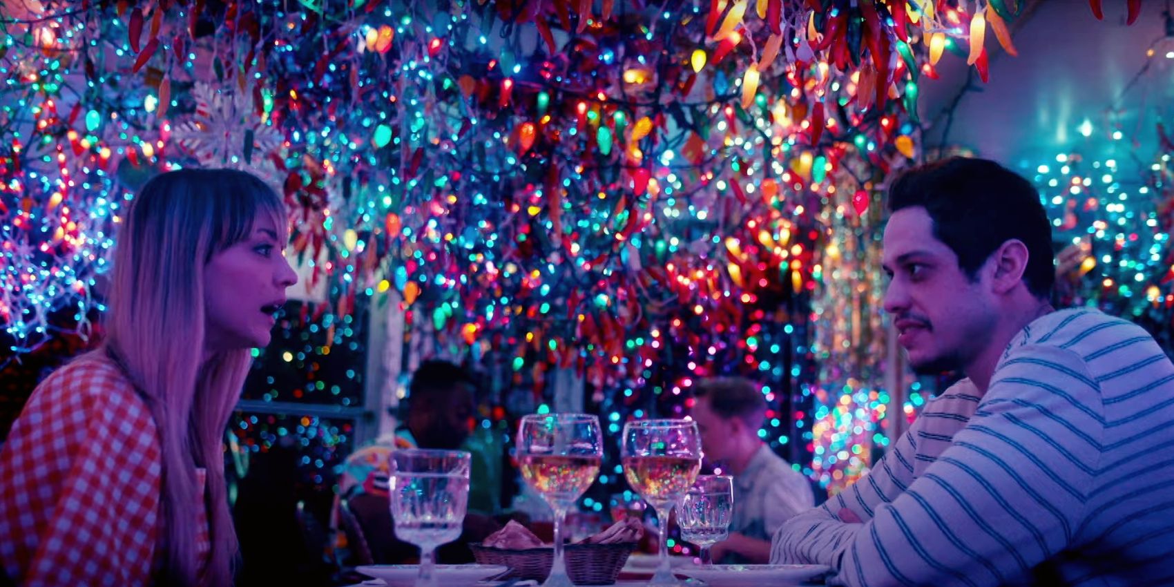 Kaley Cuoco y Pete Davidson protagonizan la comedia romántica de Peacock en el lindo tráiler de Meet