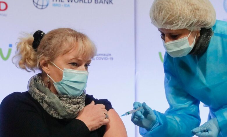 La FDA aprueba la vacuna actualizada de Novavax contra las nuevas variantes del COVID-19