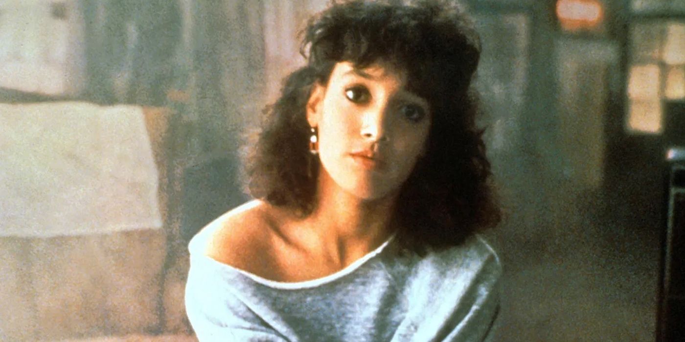 La estrella de Flashdance revela que el aspecto icónico de la sudadera con cortes fue un accidente total