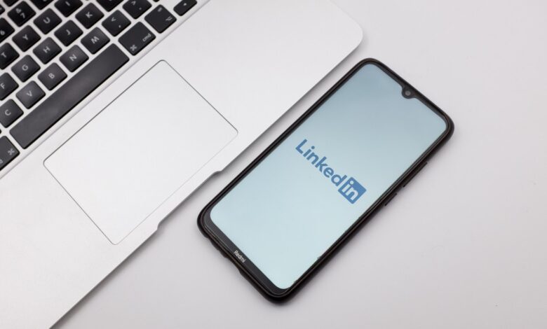 LinkedIn apuesta por nuevas herramientas de inteligencia artificial para aprendizaje, reclutamiento, marketing y ventas, impulsadas por OpenAI