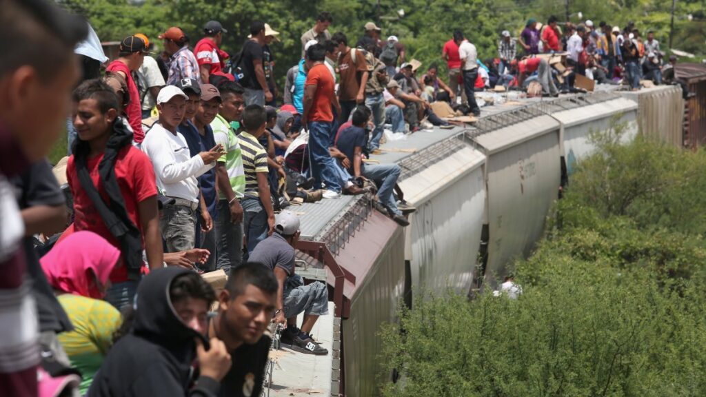 Más de 27,000 migrantes se han dirigido a la frontera en techo de tren en el último mes, según el INM