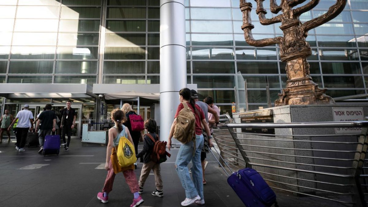 México evacúa a 135 de sus ciudadanos de Israel en un vuelo militar