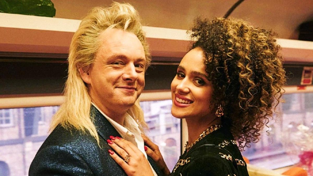 Michael Sheen se pierde en un bucle temporal en el tráiler del último tren hacia Navidad