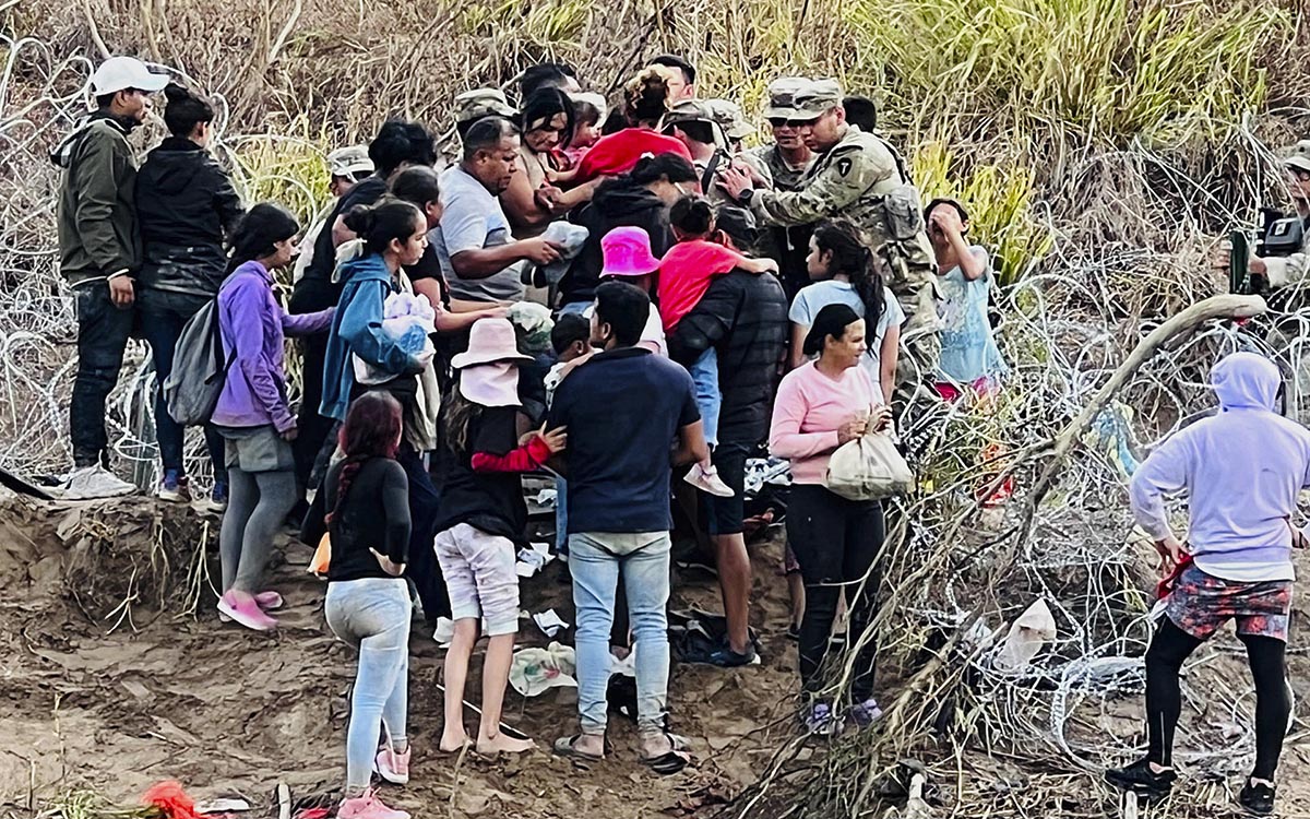Migrantes abren hueco en alambrada, derriban a oficiales y entran a EU