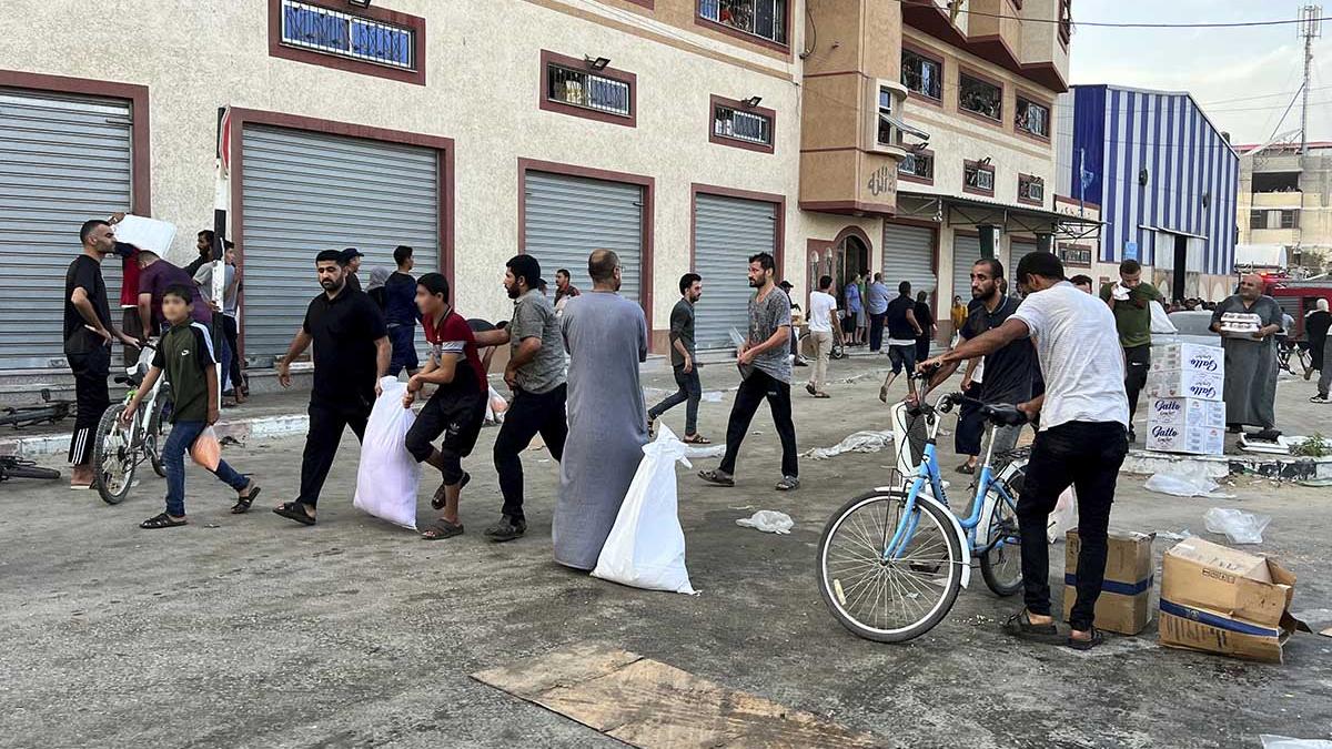 Miles de personas saquean almacenes de ayuda de agencia de la ONU en Gaza