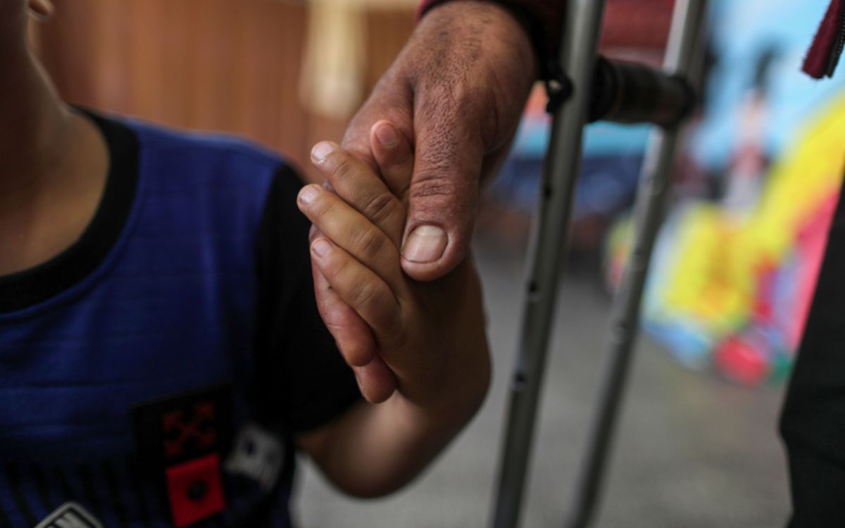 Niños de Gaza llevan su nombre escrito en la mano por si mueren bajo las bombas