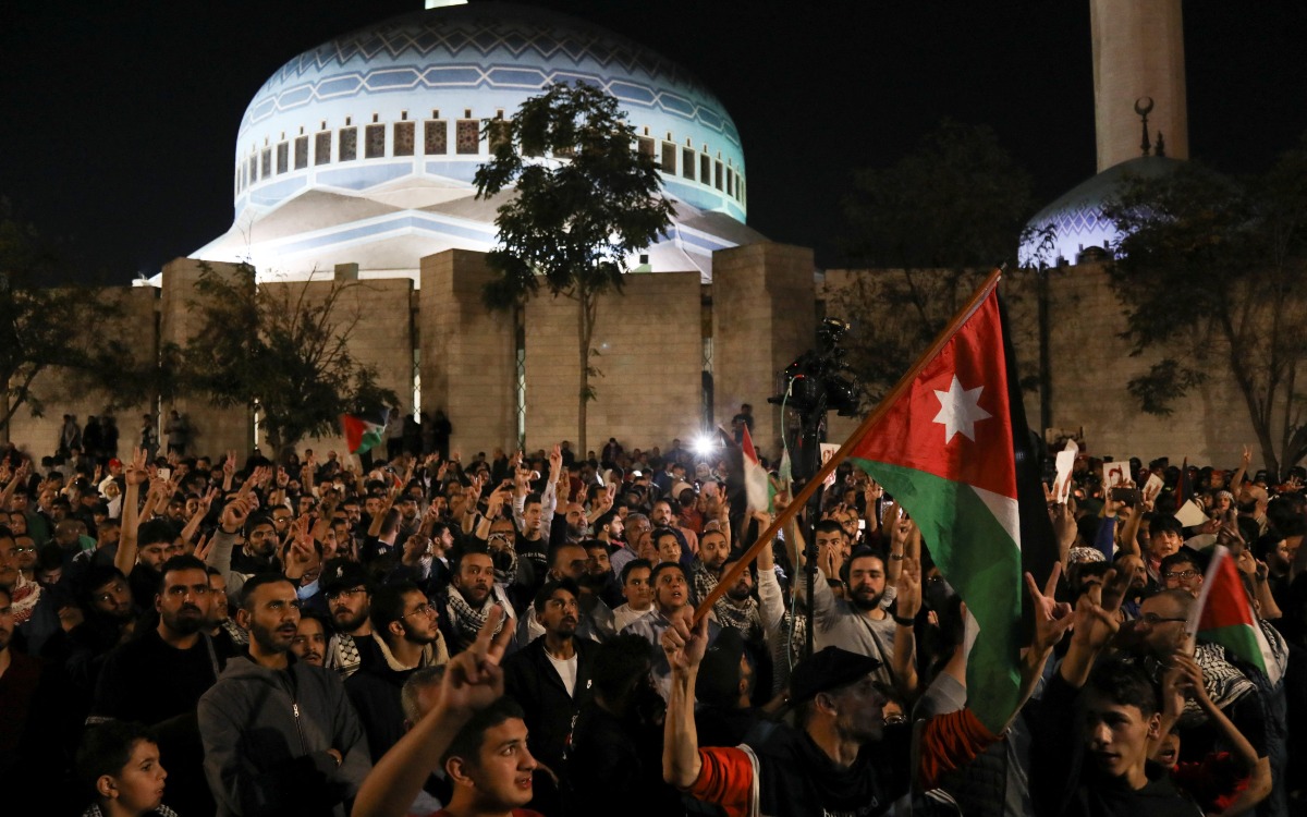 Palestinos chocan con fuerzas de Abbas tras ataque al hospital de Gaza