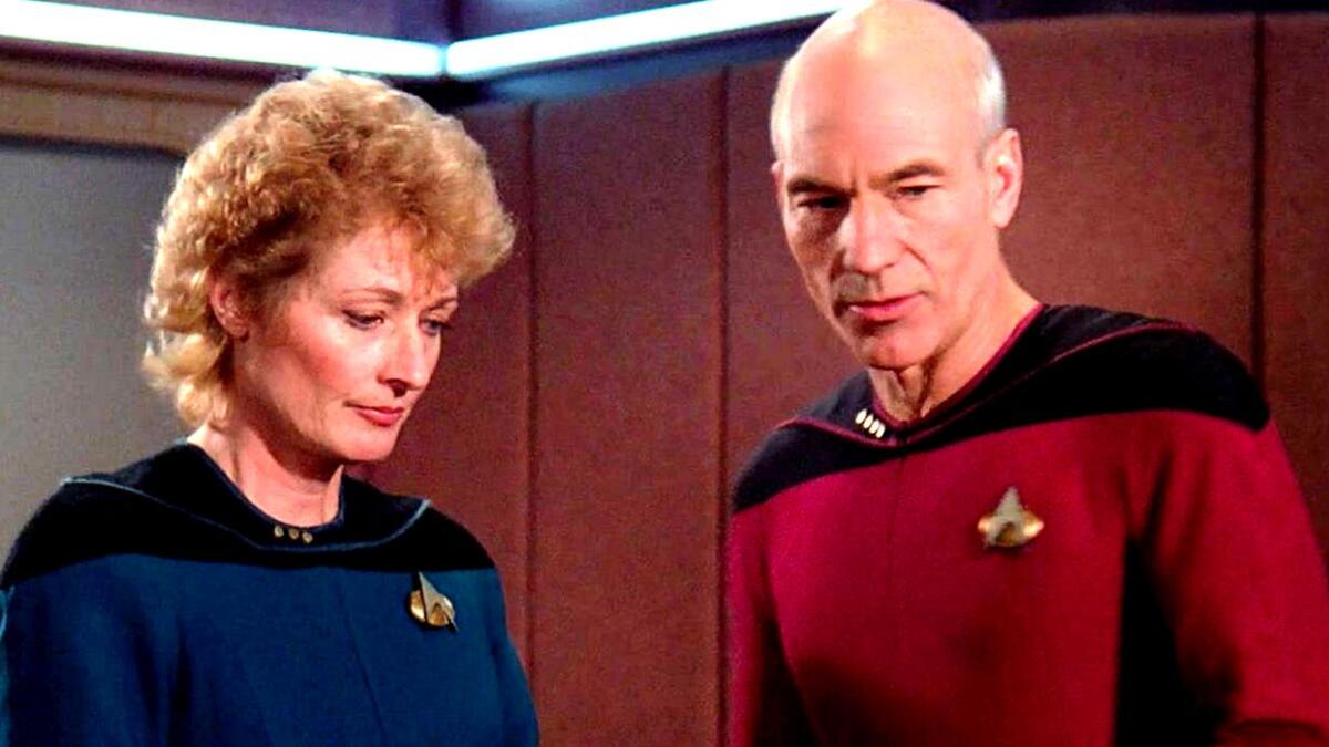 Patrick Stewart hizo una buena acción divertida para Star Trek del Dr. Crusher: reemplazo de TNG