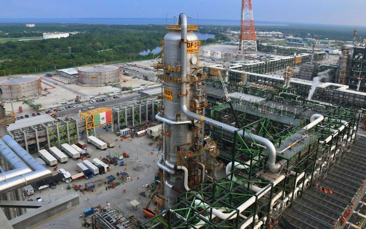 Pemex produce más combustóleo que gasolinas