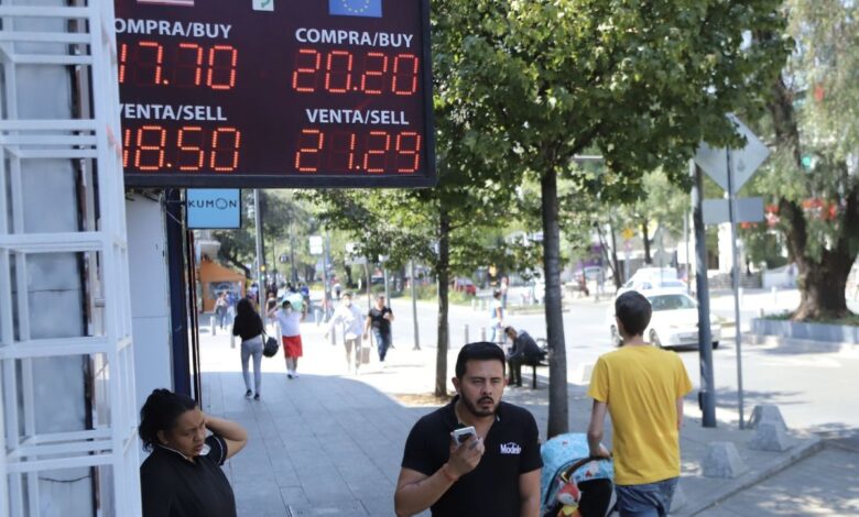 Peso mexicano vuelve a caer; rompe barrera de 18 por dólar