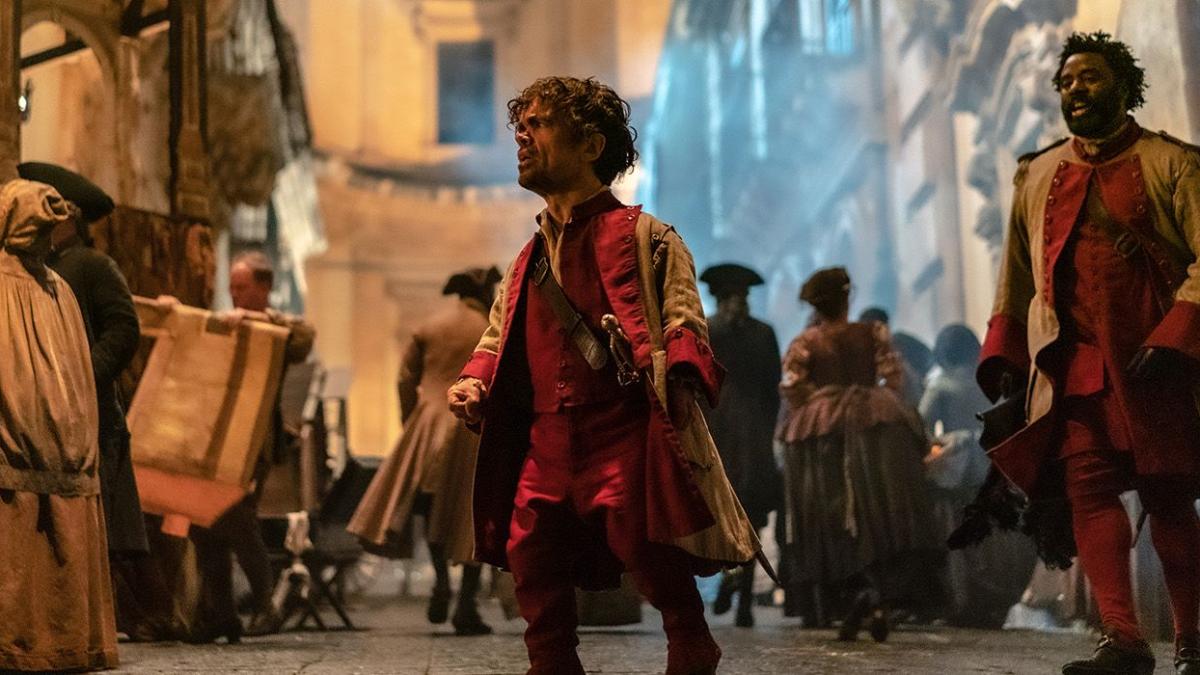Peter Dinklage lucha con espadas en el tráiler de la película Cyrano de Bergerac