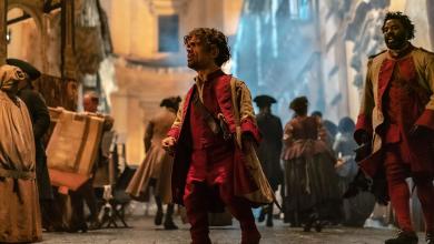 Peter Dinklage lucha con espadas en el tráiler de la película Cyrano de Bergerac