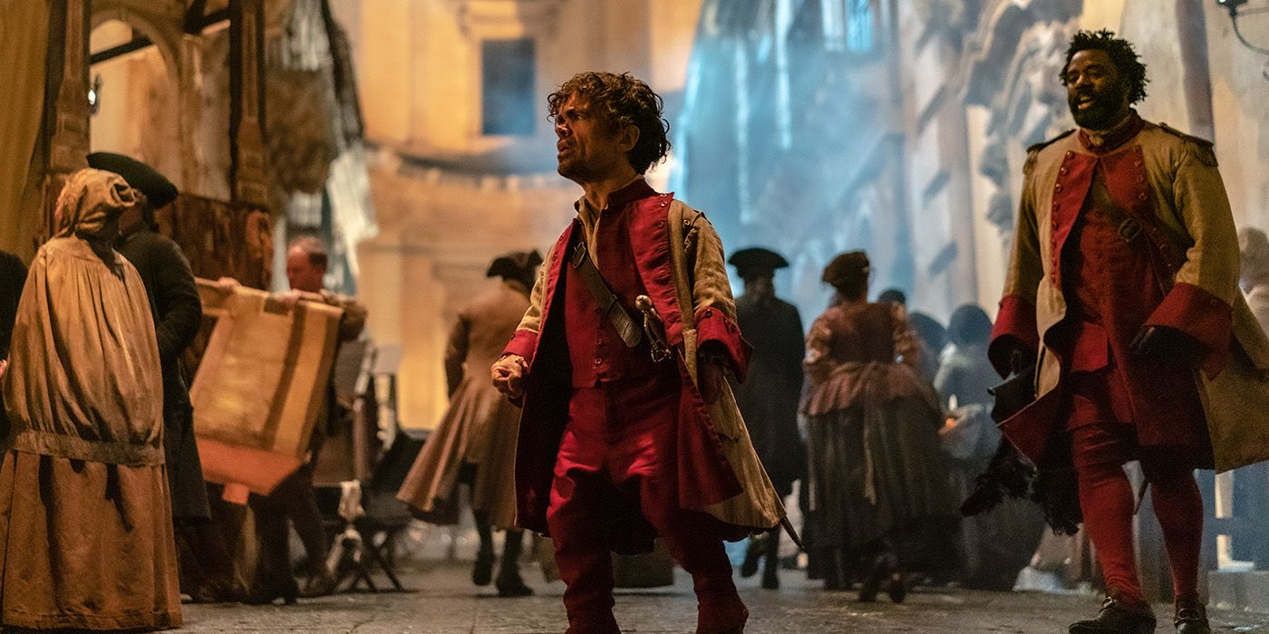 Peter Dinklage lucha con espadas en el tráiler de la película Cyrano de Bergerac