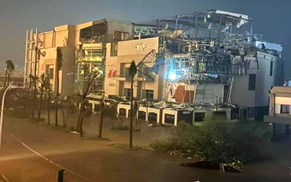 Reestablecen energía eléctrica al 40% de personas afectadas por el huracán Otis en Guerrero