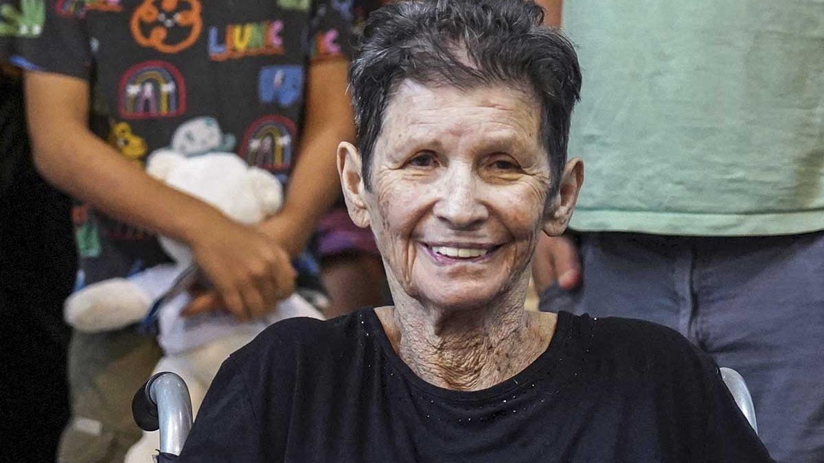 Rehén de 84 años liberada por Hamás: 'Me metieron en Gaza en moto y me lastimaron'