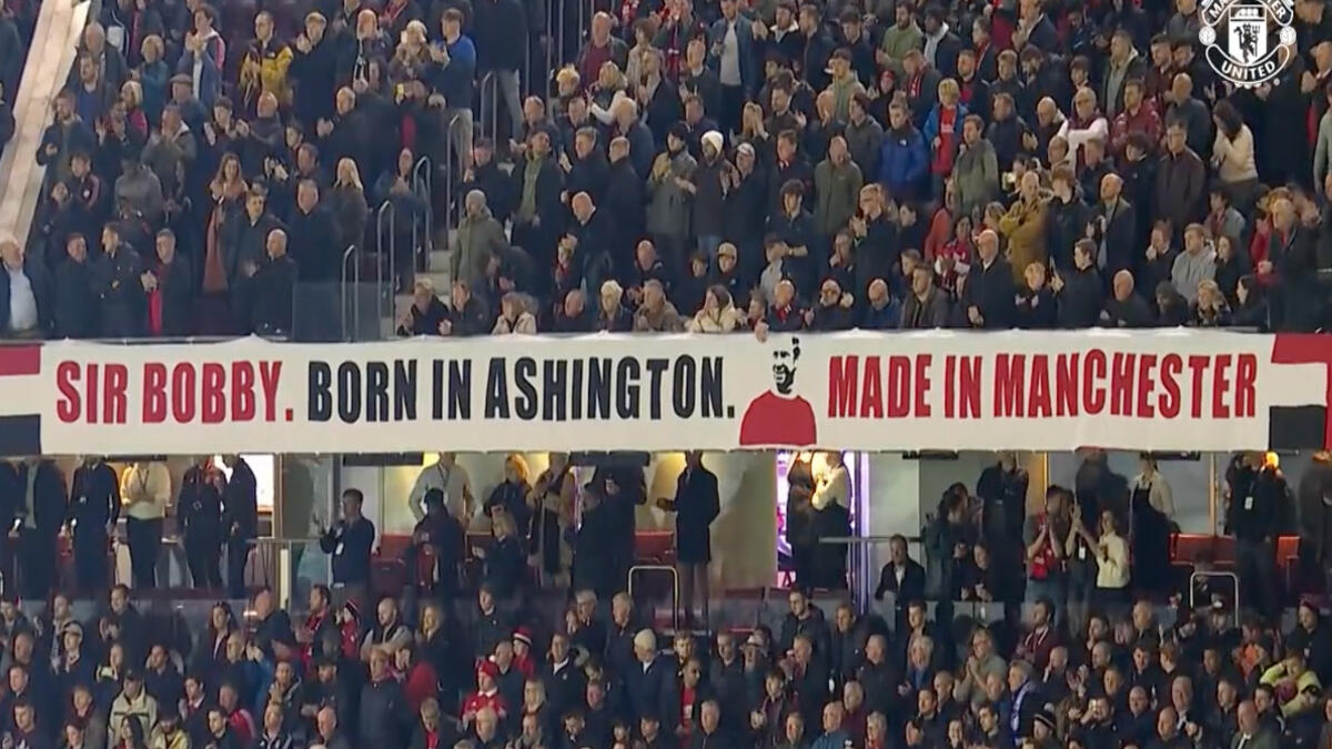 Rinden homenaje a Sir Bobby Charlton (1937-2023) en Old Trafford | Video