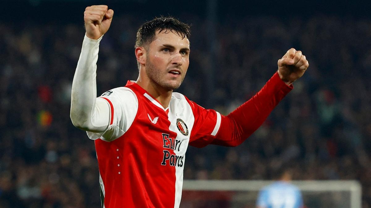 Santi Giménez se une a la lista de mexicanos con gol en su debut de Champions League