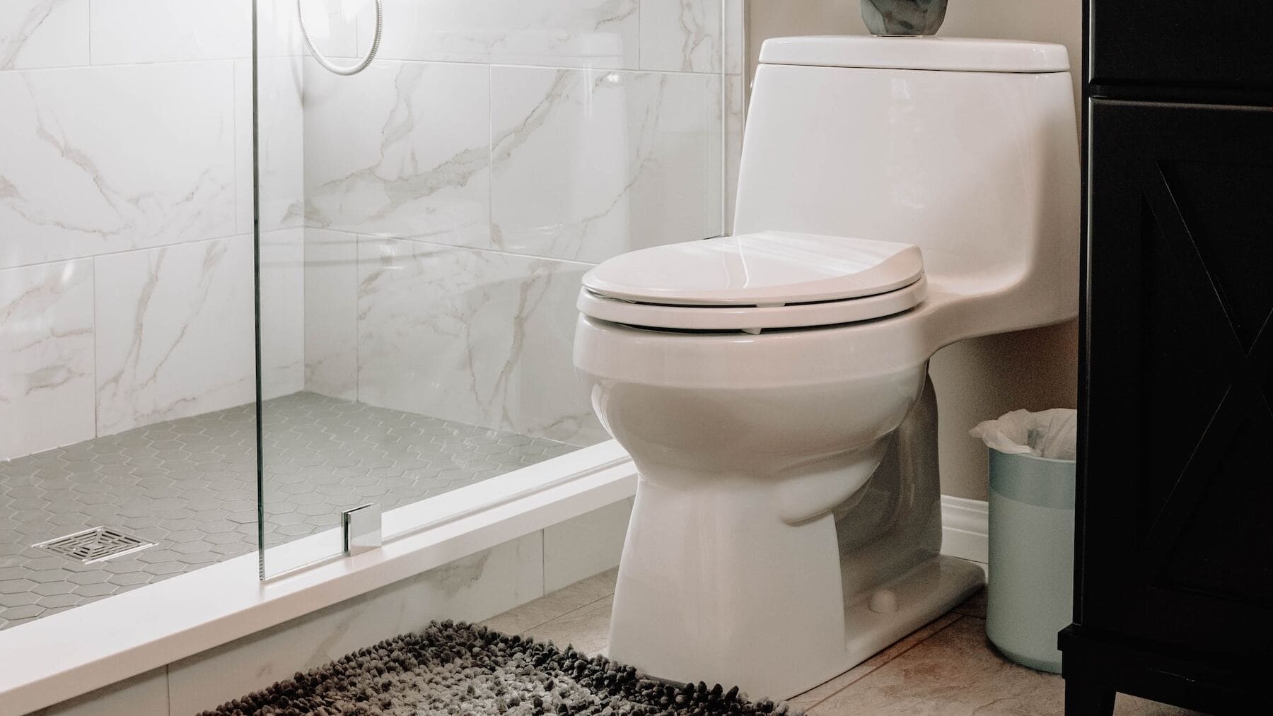 Se acabaron las manchas en el váter usando este ingrediente que tienes en casa