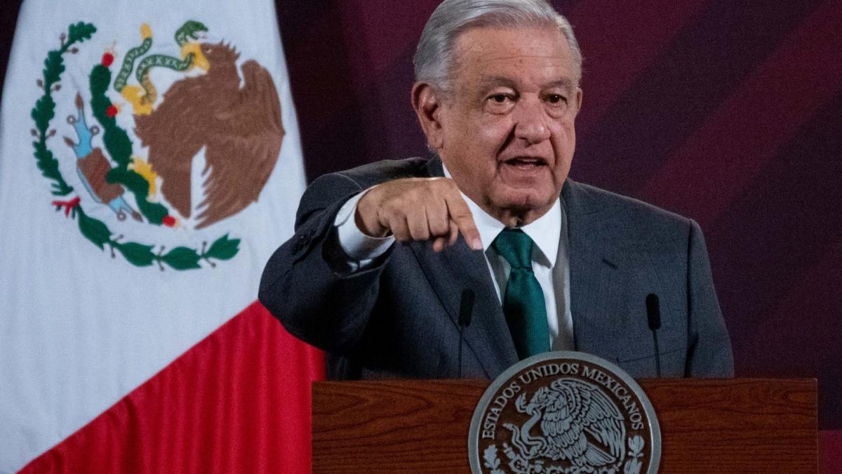 Se debe dar preferencia a mujeres en elecciones: AMLO