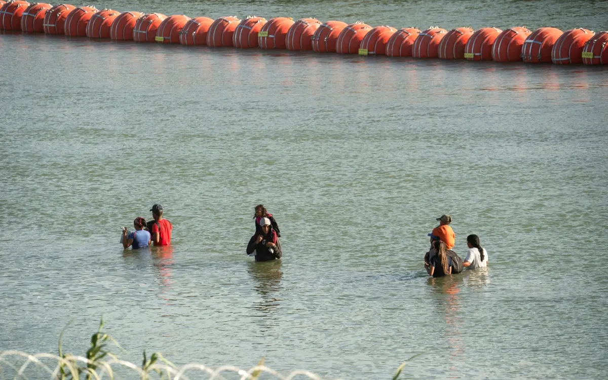 Texas demanda al gobierno de Biden por cortar púas en frontera con México