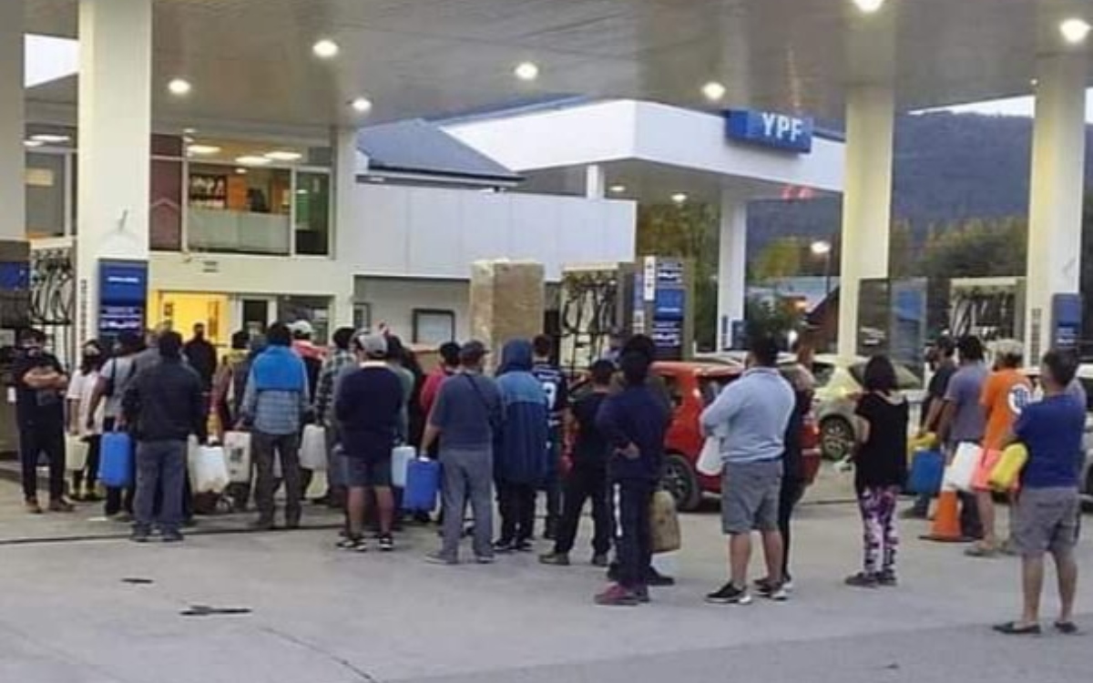 Videos | Largas filas en Argentina por desabastecimiento de combustibles