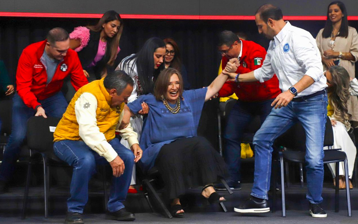 Xóchitl Gálvez se cae de una silla; ‘me quedó chica, vamos por la grande’, bromea