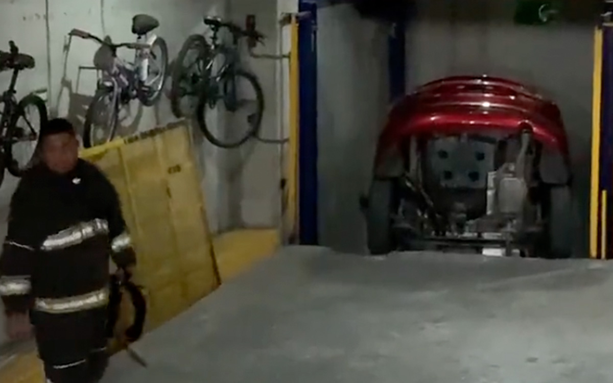 ¡Con todo y carro! Mujer cae a cubo de elevador | Video