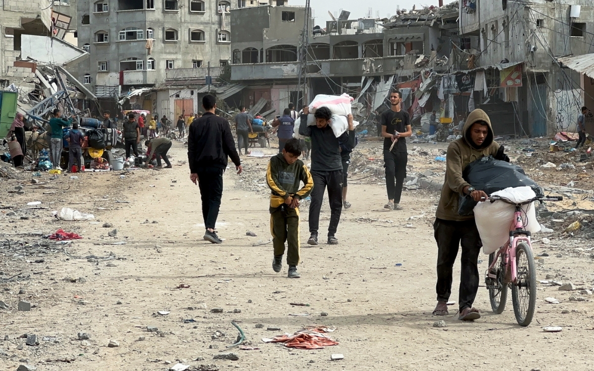 ‘No hay nada para cobijar a una familia’: palestinos aprovechan la tregua para buscar entre los escombros de sus casas