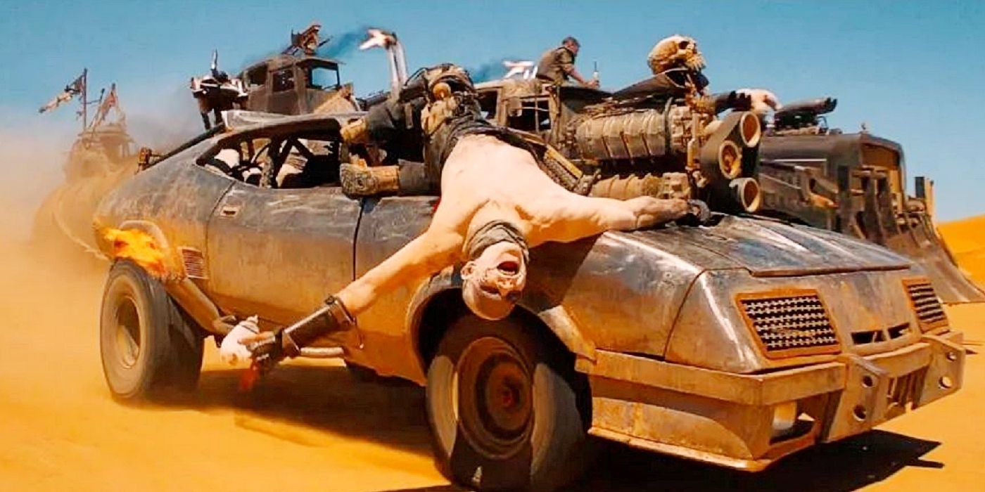 Un War Boy cuelga de un potente auto en movimiento en Mad Max: Fury Road.