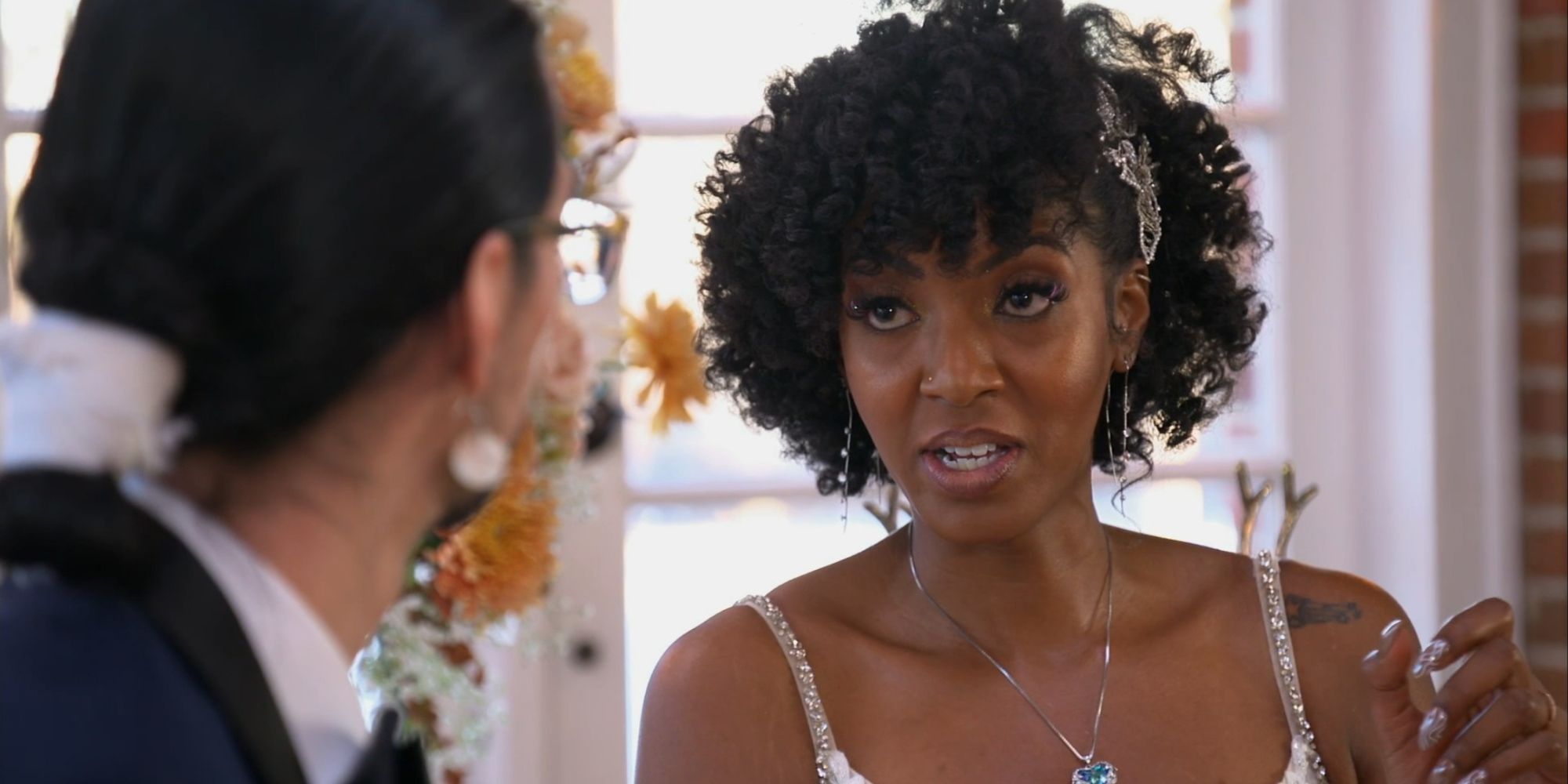 Lauren de la temporada 17 de MAFS con vestido de novia hablando
